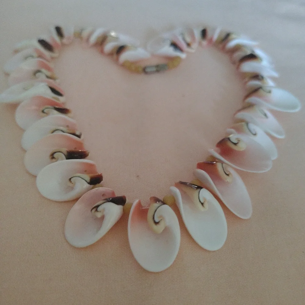 Vintage Luhuanus Strombus Spiral Strawberry Conch Shell Necklace Boho Beach - Picture 2 of 8